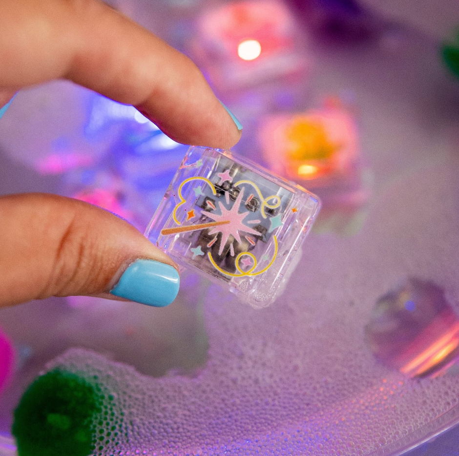 LIMITED EDITION / Light-Up Cubes - 6 pk